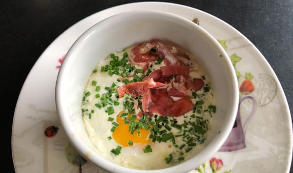 Oeufs cocotte, bacon, ciboulette