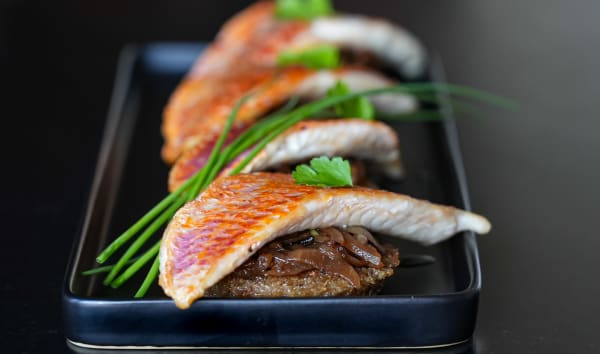 Filets de rougets sur canapés