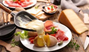 Pommes de terre suédoises au fromage raclette et aux allumettes