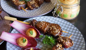 Brochettes de boeuf teriyaki et houmous au paprika en cuillères végétales