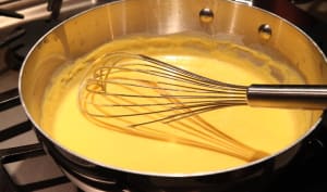 Préparation d'une sauce fromage pour gratins de pâtes ou de légumes.