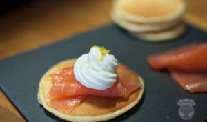 Saumon fumé sur blinis et sa chantilly au citron