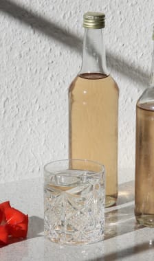 Bouteilles de sirop de pétales de roses