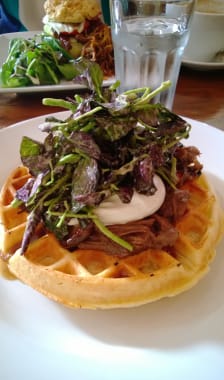 Gaufre au bison braisé, shiitake, oeufs pochés et cresson rouge