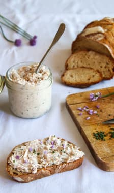 Petit pot de rillettes de thon et tranches de pain frais