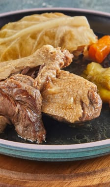 Pot-au-feu de canard sur assiette