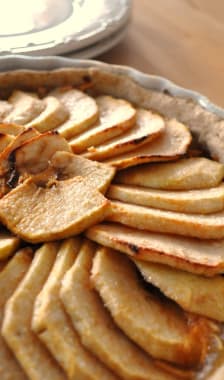 Tarte aux pommes et assiettes blanches