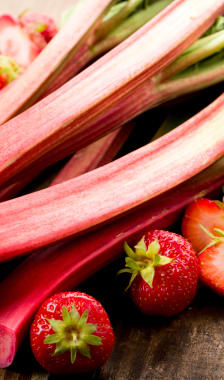 Bâtons de rhubarbe et fraises 