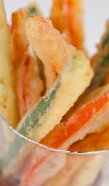 Bâtonnets de légumes en tempura dans un verre
