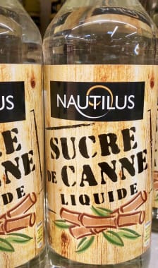 Bouteilles de sirop de sucre de canne