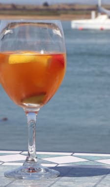 Verre de sangria blanche