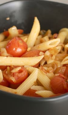 Penne avec tomates cerises, oignon et ail.