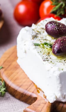 Feta sur planche avec thym et olives