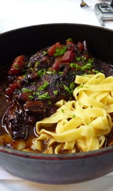 Coq au vin et tagliatelles fraîches