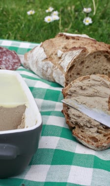 Mousse de foies de volaille sur l'herbe