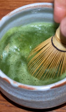 Thé vert matcha fouetté