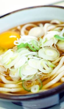 Bol de soupe garni de nouilles udon