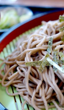 Assiette de soba aux algues