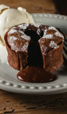 Gâteau au coeur coulant et glace vanille