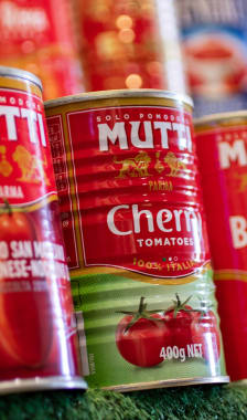 Conserves de tomates pelées dans un supermarché