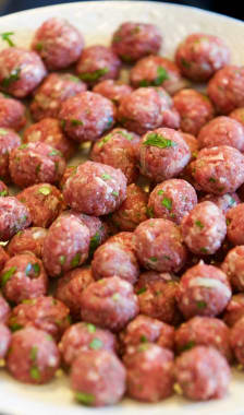 Boulettes de boeuf crues dans une assiette