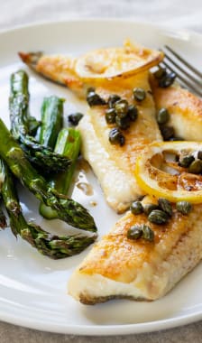 Filets de sole au citron, sauce au beurre et aux câpres, et asperges