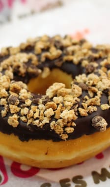 Donut recouvert d'un glaçage au pralin