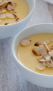 Lemon posset et amandes effilées