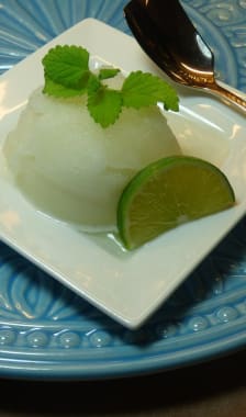 Sorbet au citron vert dans une assiette à dessert