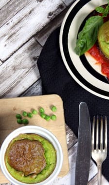 Flans aux petits pois et sauce tomate