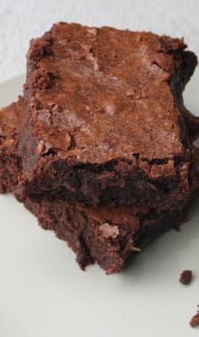 Parts de brownie sur assiette