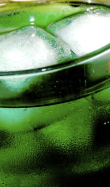 Un verre de sirop de menthe avec des glaçons