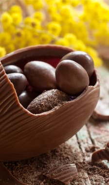 Gros oeuf en chocolat fourré de petits oeufs au chocolat