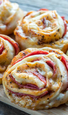 Pizza rolls sur planche en bois