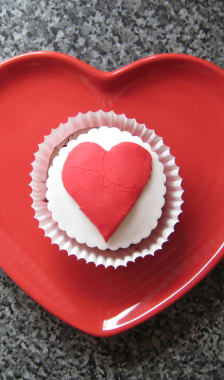 Heart cake dans une assiette en forme de coeur