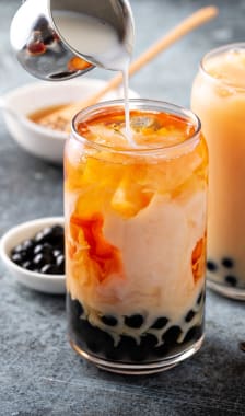 Deux verres de bubble tea au lait.