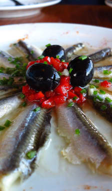 Assiette de filets d'anchois marinés