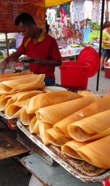 Réalisation de crêpes apam balik sur un marché malaisien