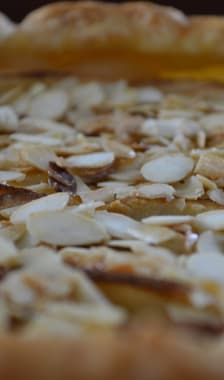 Tarte aux pommes  et amandes effilées caramélisées 