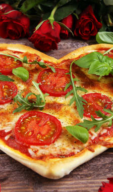 Pizza coeur et roses rouges