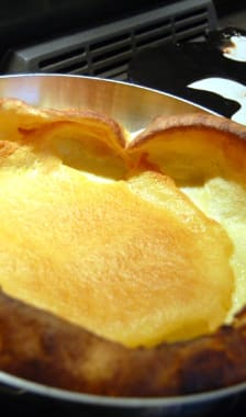 Dutch baby pancake dans une poêle