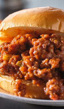 Sloppy joe servi avec frites et ketchup