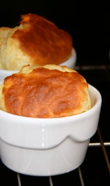 Petits soufflés au fromage dans des ramequins