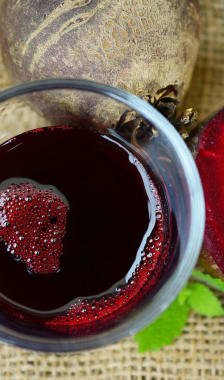 Verre de jus de betterave rouge