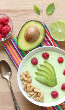 Smoothie bowl avocat, citron vert, framboises