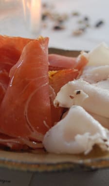 Tranches de prosciutto dans une assiette