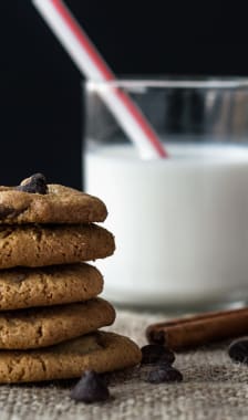 Cookies au chocolat et verre de lait