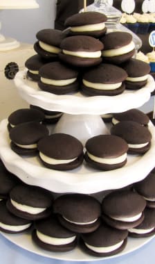 Whoopies au chocolat sur un présentoir