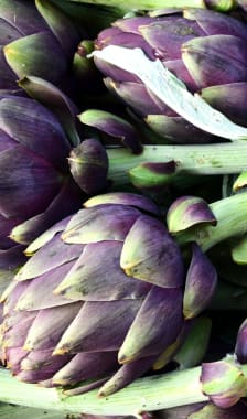 Artichauts violets sur l'étal d'un marché