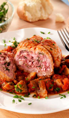 Une paupiettes de veau dans une assiette avec une garniture